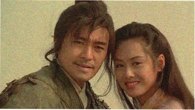 夫妻二人在客厅夜间一起观看欧美悬疑剧
